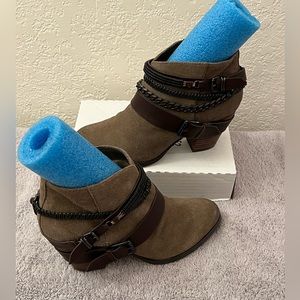 Trouve‎ Bristol Suede Leather Chain Detail Western Ankle boots sz 8 EUC Side Zip